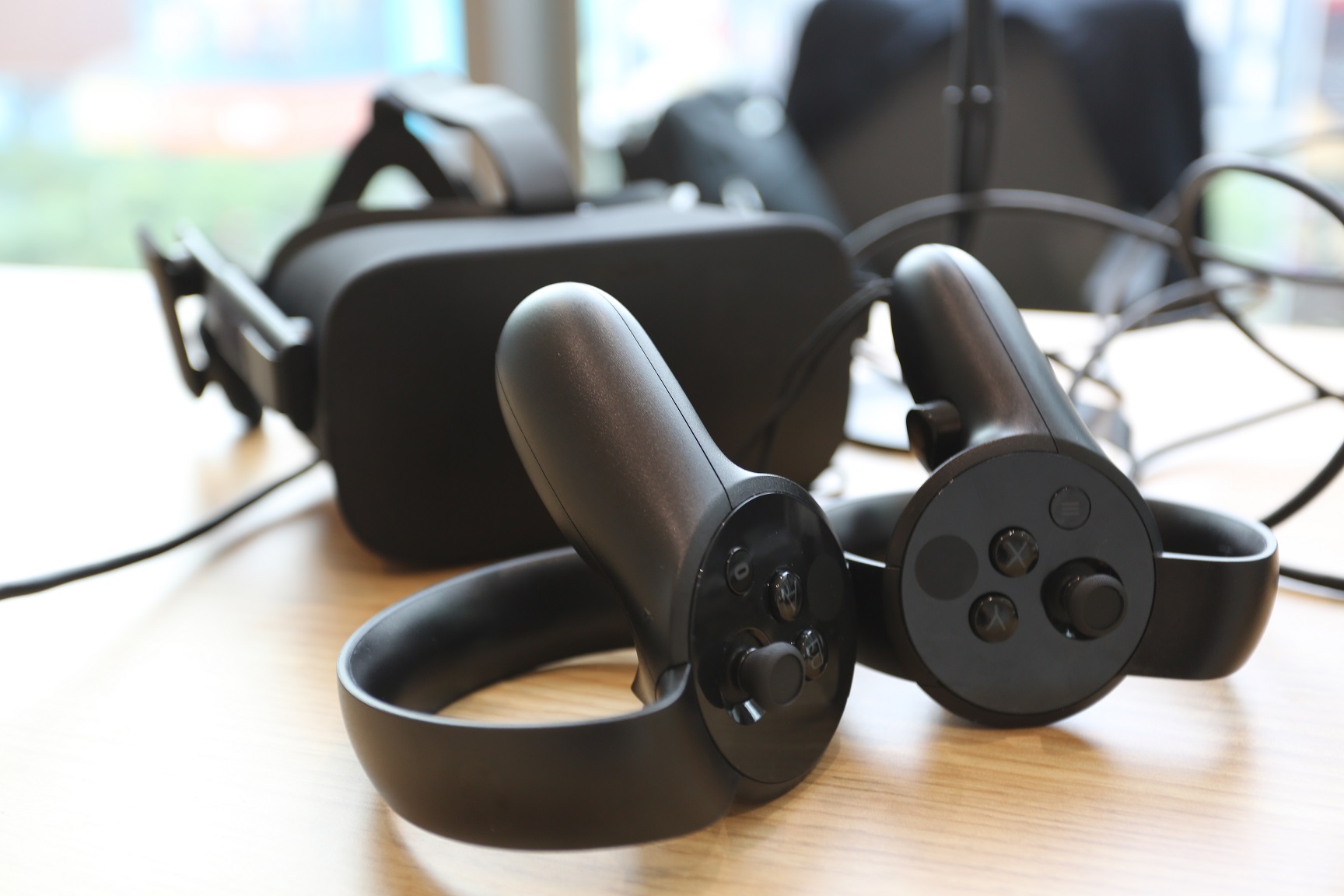 現(xiàn)場的VR專用設備：VR眼鏡和touch 
