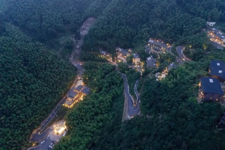 裸心堡采用了輕質結構、符合山地的吊腳樓結構