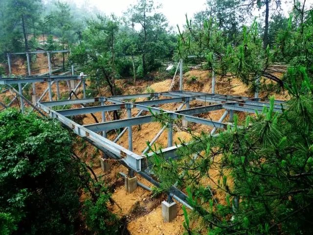 裸心堡采用了輕質結構、符合山地的吊腳樓結構